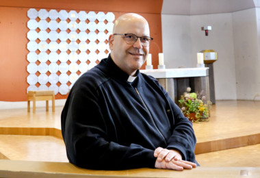 Pfarrer P. Athanasius in der Kirche Oy